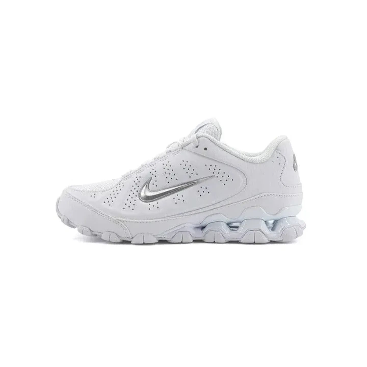 Baskets Nike Reax 8 SL pour femme vues de face, avec semelle épaisse et tige en cuir synthétique à f
