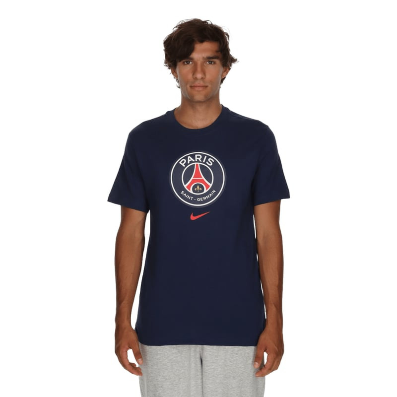 Vue arrière d'un homme portant un t-shirt bleu Nike à l'écusson du PSG, mettant en valeur la silhoue