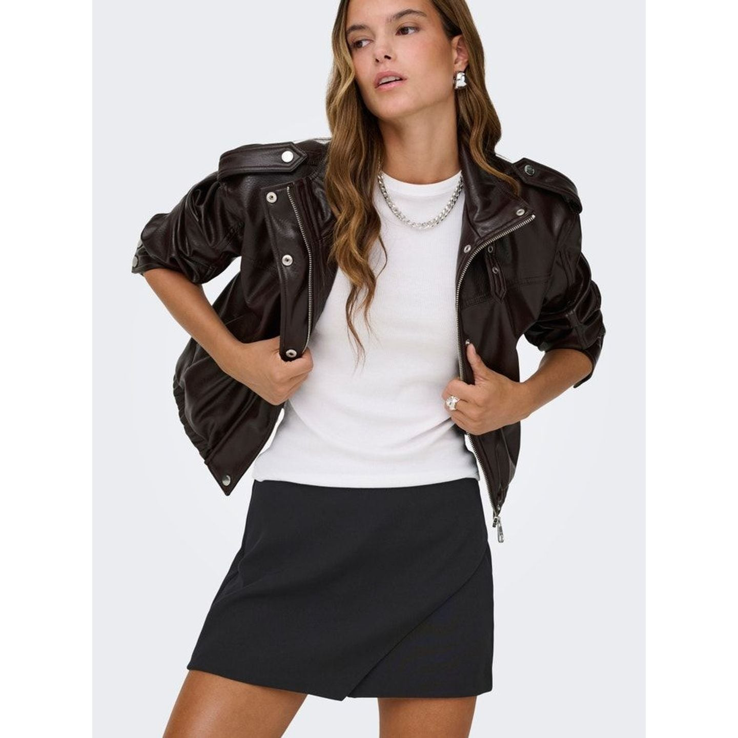 Tenue stylée avec le short-jupe enroulé ONLMIST Yasmine en noir et un chemisier décontracté.