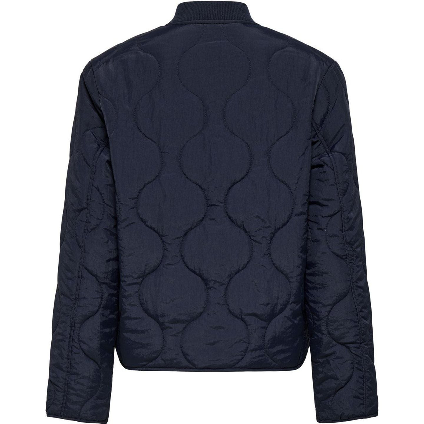 Femme portant la veste matelassée ONLY 2011599 en bleu marine, vue de face avec texture matelassée e