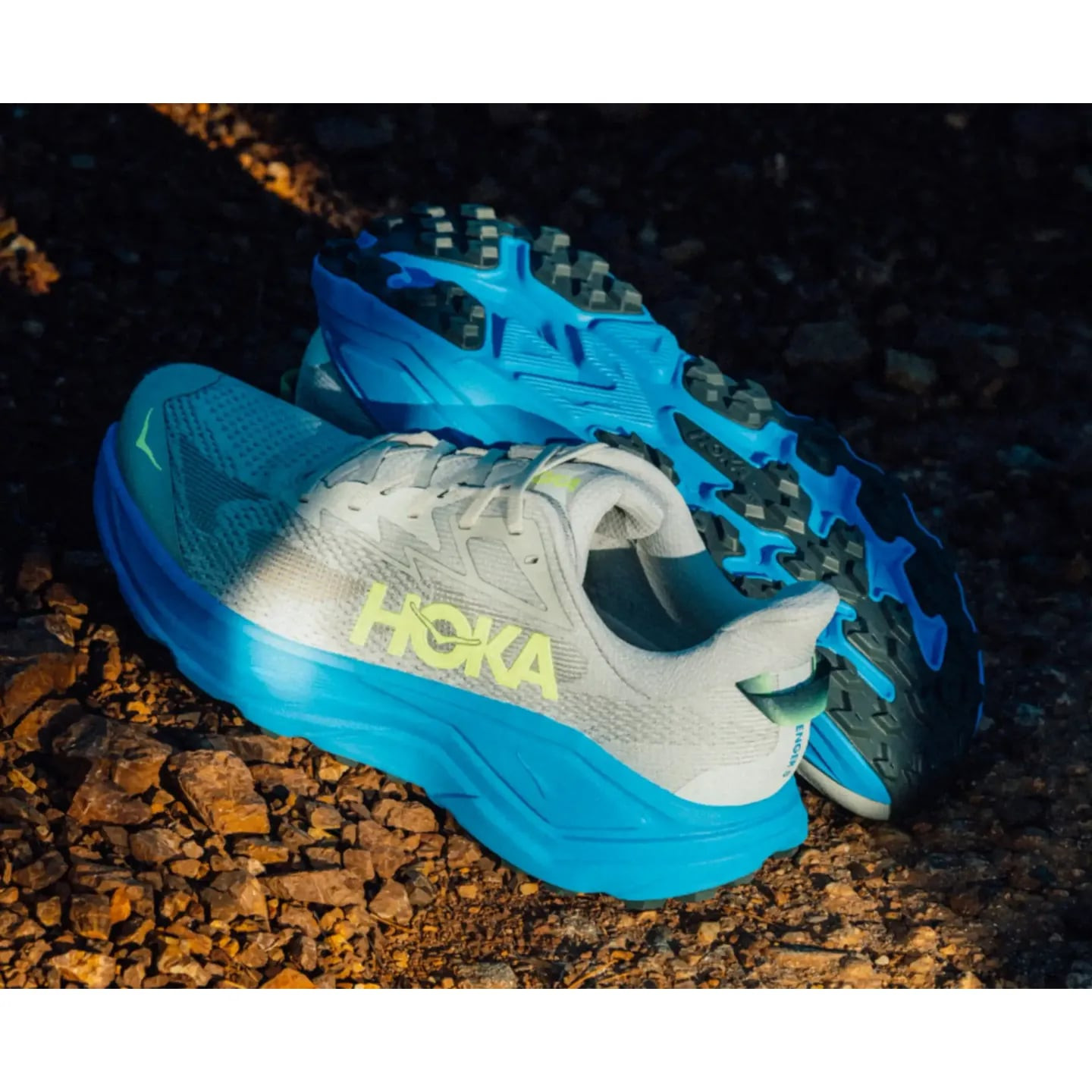 HOKA Chaussures De Running Tout-Terrain Challenger 8 Amorti Maximal Homme sur un sentier de montagne