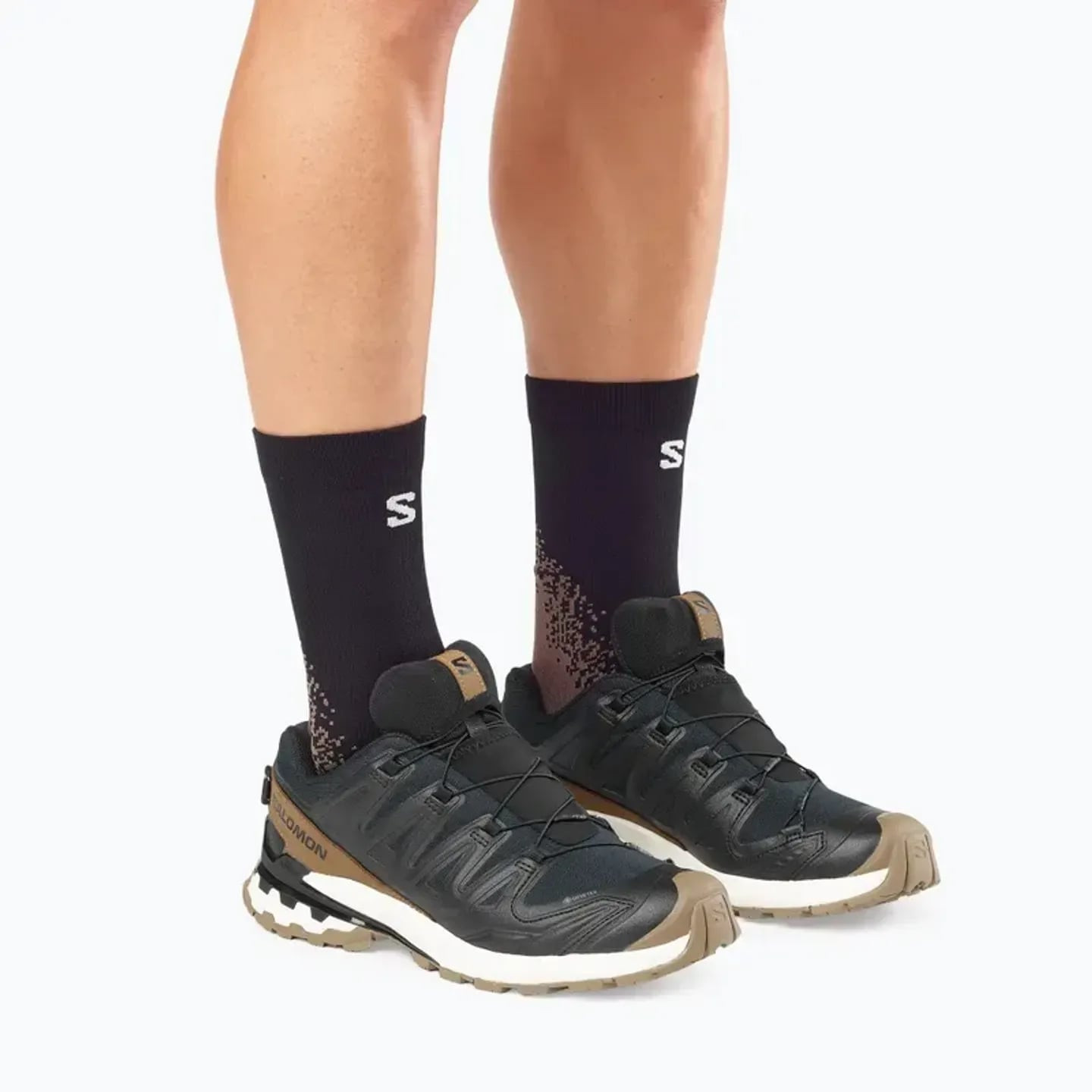 Salomon Chaussures De Trail Xa Pro 3D V9 Gtx Lifelong Homme Noir en action sur un sentier de montagn