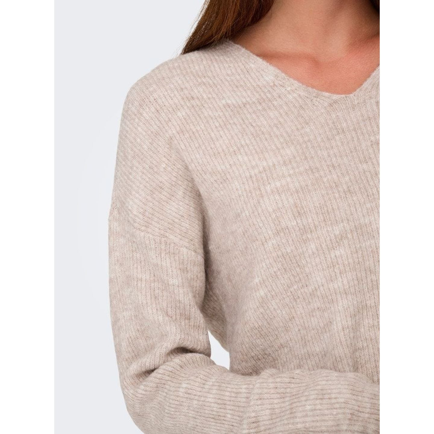 ONLY Pull Col En V Manches Longues Onl Camilla Coupe Régulière Femme - détail du col en V et des man