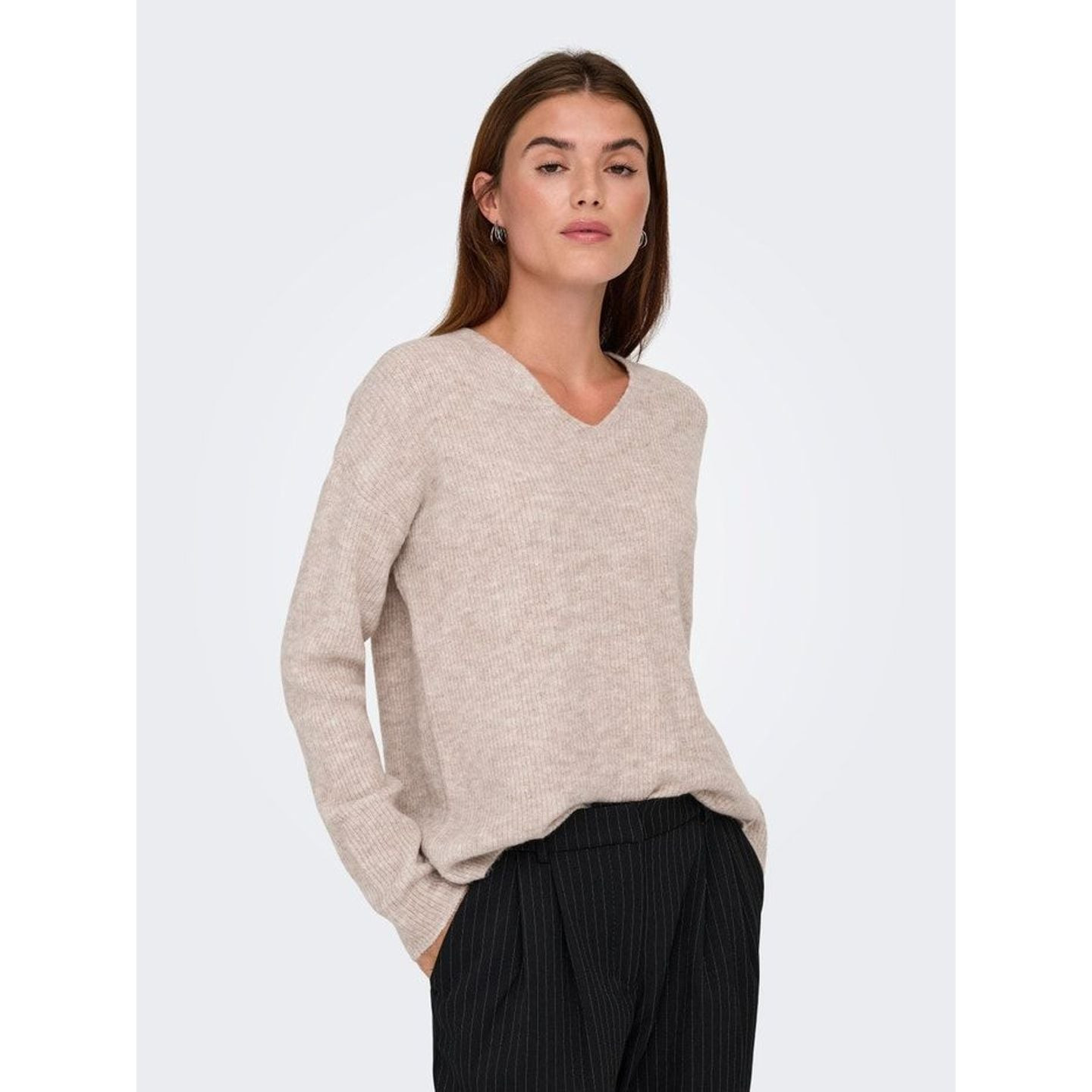 Femme en ONLY Pull Col En V Manches Longues Onl Camilla Coupe Régulière, style décontracté.