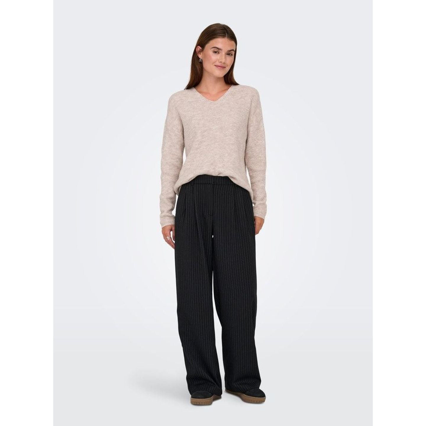 ONLY Pull Col En V Manches Longues Onl Camilla Coupe Régulière Femme porté par une femme, pull col V