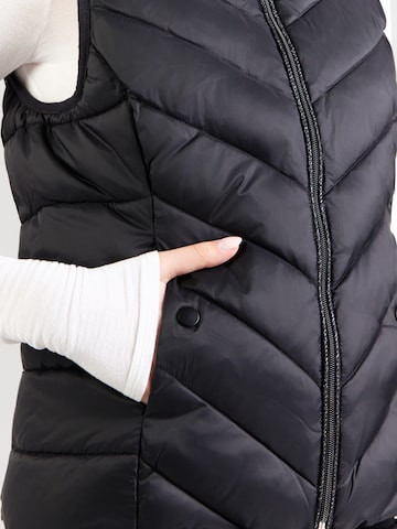 Close-up of ONLNEWCLAIRE quilted vest fabric, showing tonal stitching, zipper detail, and recycled p