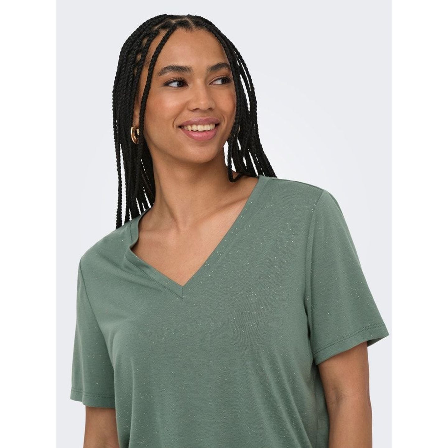 ONLY Haut À Col En V Manches Courtes Onlkia Pailleté Femme porté en look décontracté