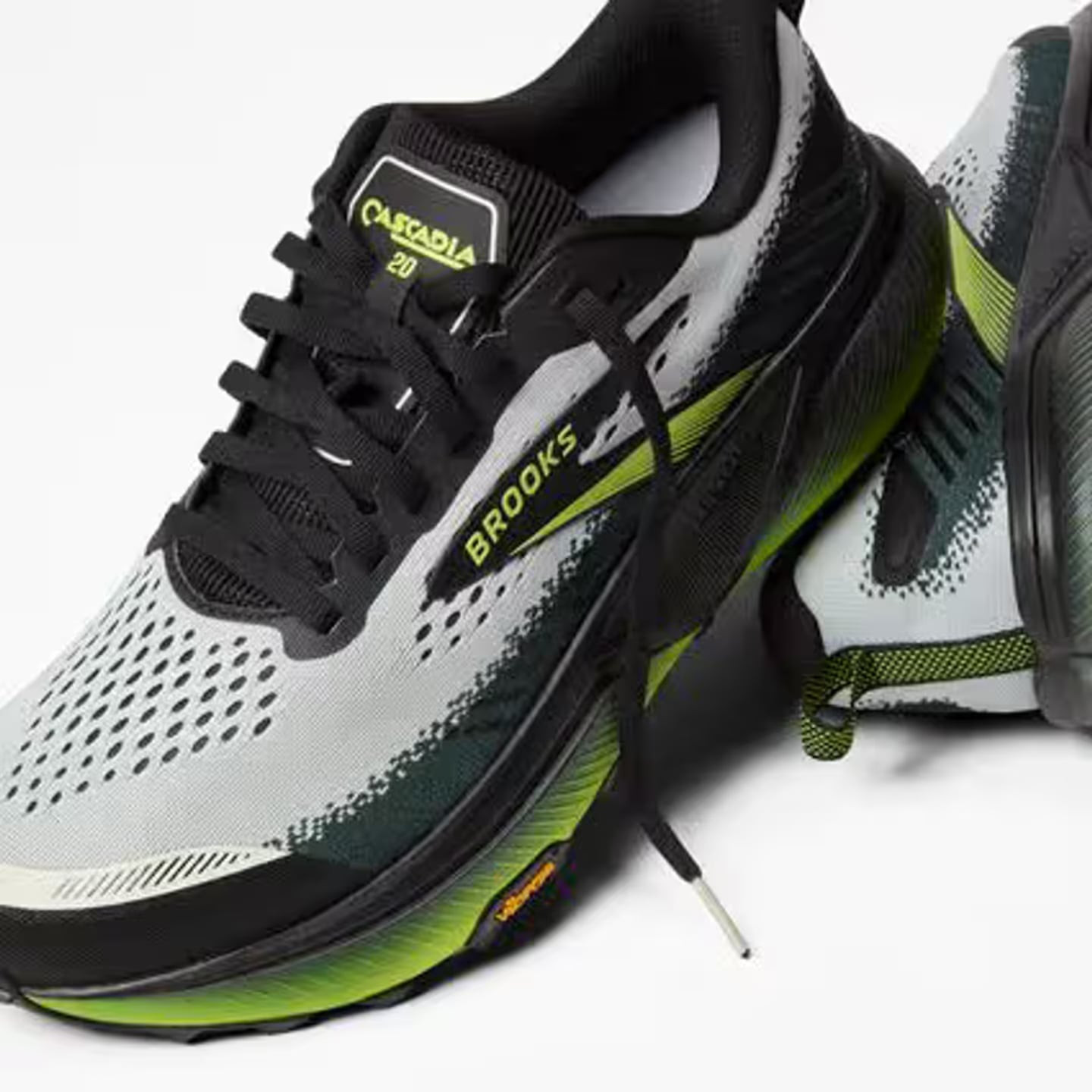 Brooks Chaussures De Trail Running Cascadia 20 Vibram Megagrip Homme dans un décor montagneux, prête