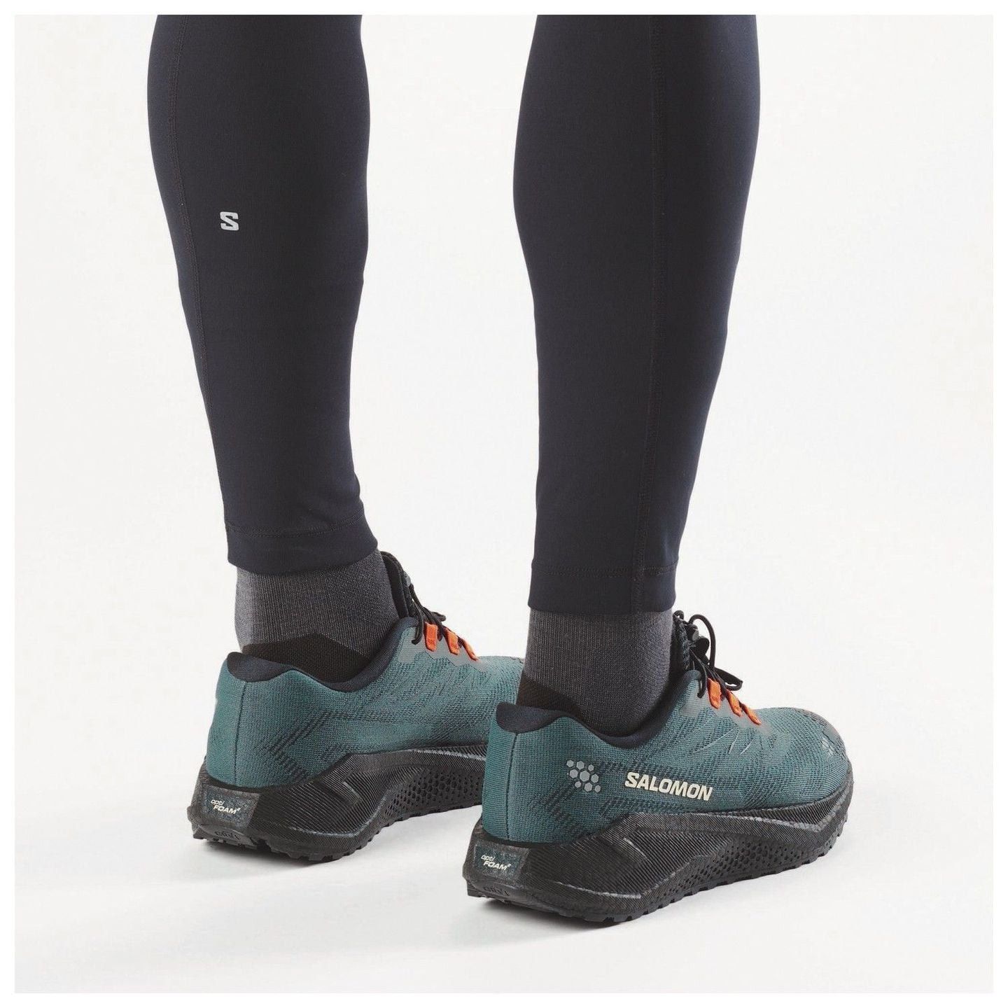 Homme courant sur un chemin gravier avec les Salomon Chaussures De Running Aero Blaze 4 Grvl Homme
