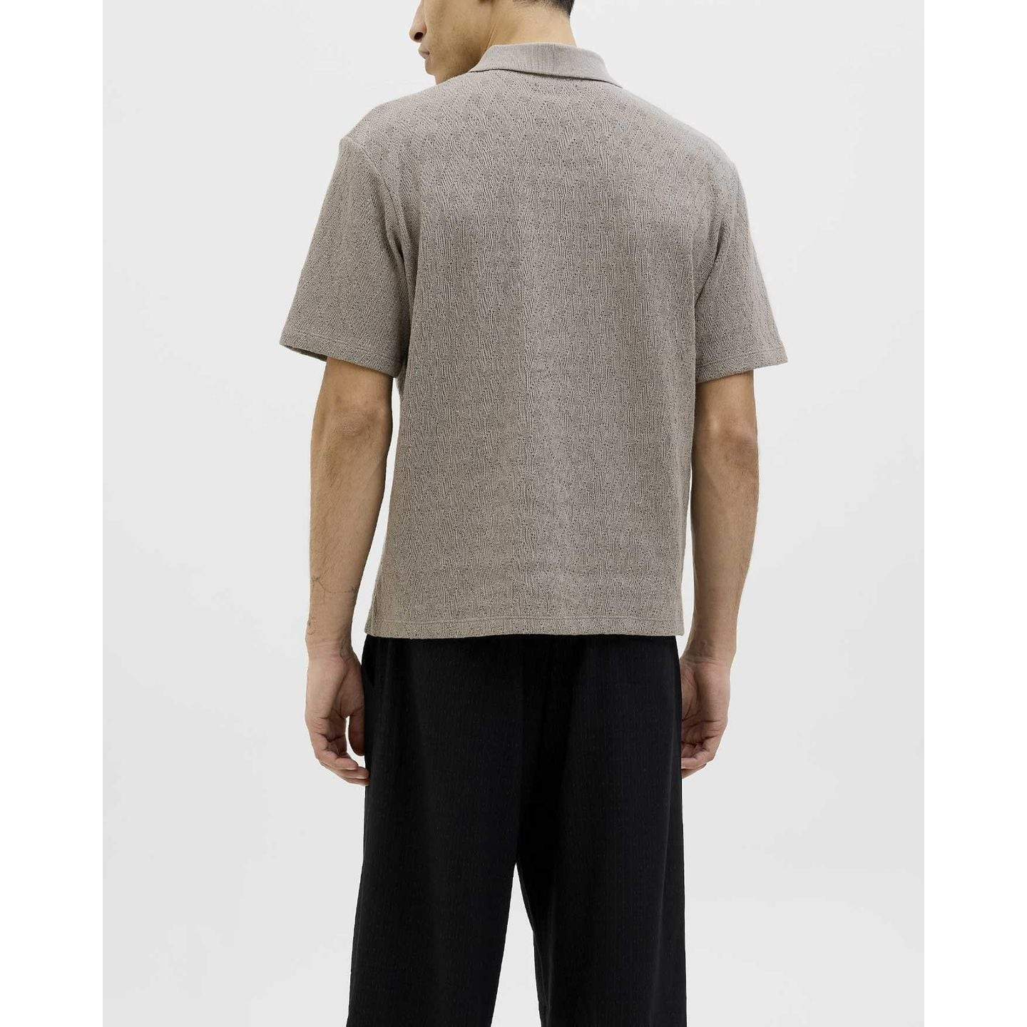 Homme portant le Jack & Jones Polo Jacquard Jprblatrent Manches Courtes Regular Fit Homme en ville