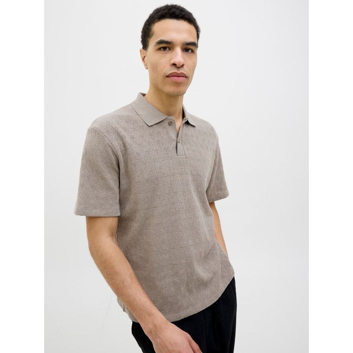 Homme portant un polo jacquard JACK&JONES PREMIUM 2011596 dans un cadre décontracté.