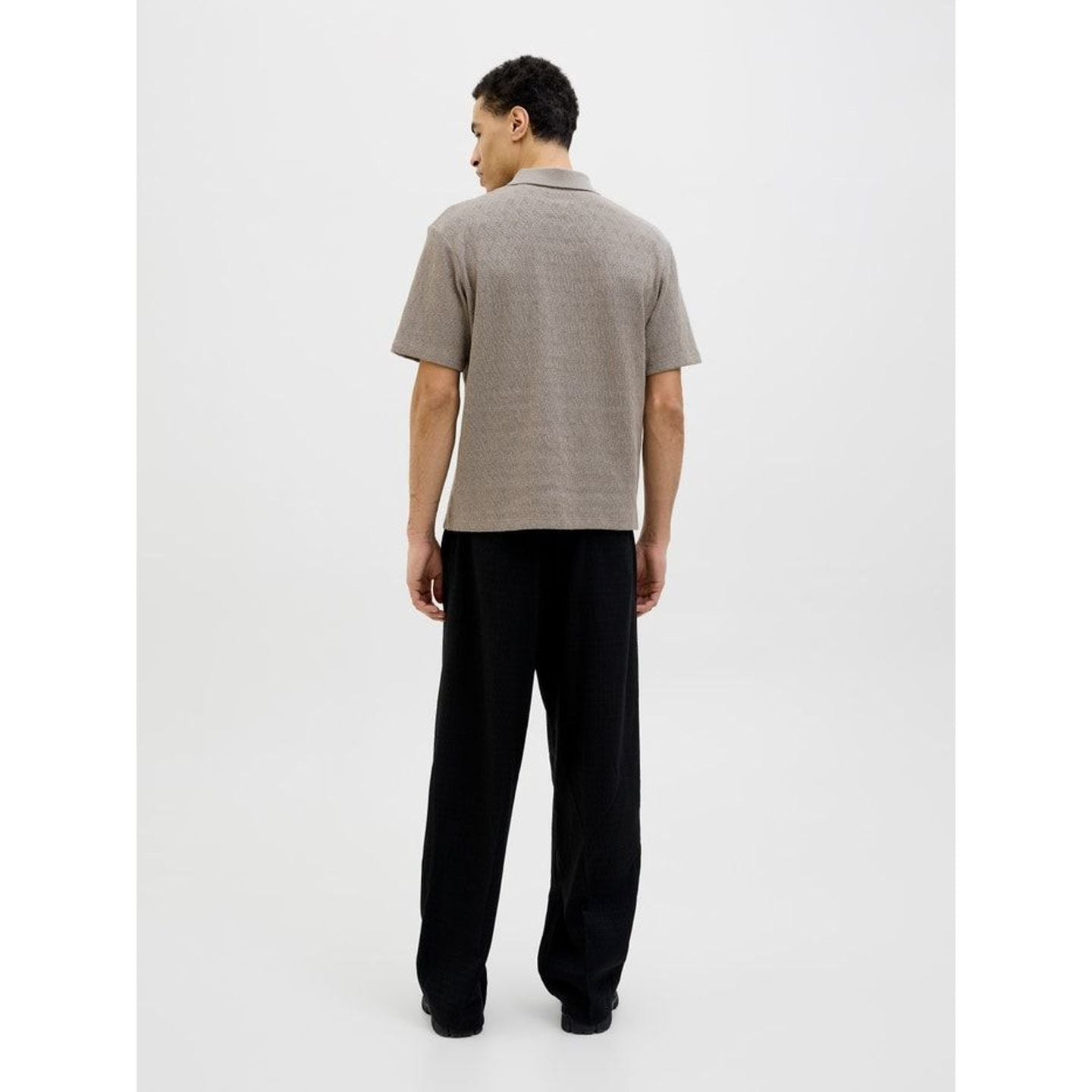 Homme portant un polo jacquard JACK&JONES PREMIUM 2011596 lors d'activités de plein air.