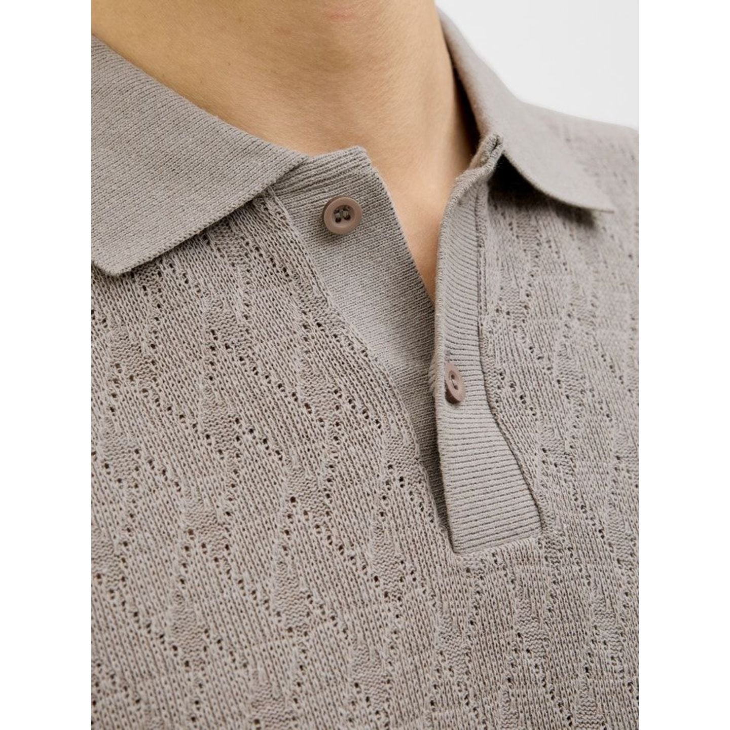 Détail en gros plan montrant la texture complexe du tissage jacquard du polo JACK&JONES PREMIUM 2011