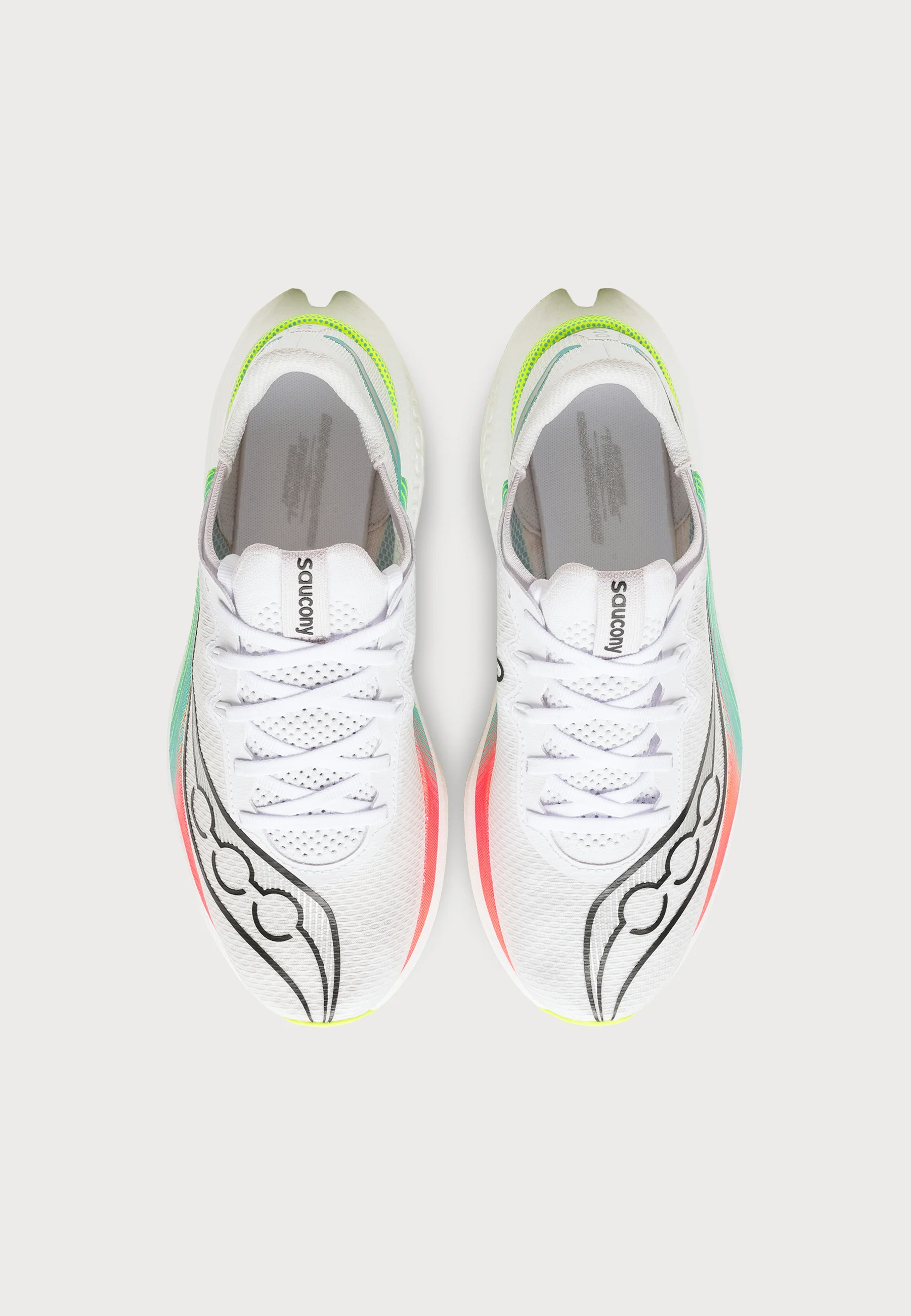 Saucony Endorphin Pro 5 : Plaque carbone pour performances optimales