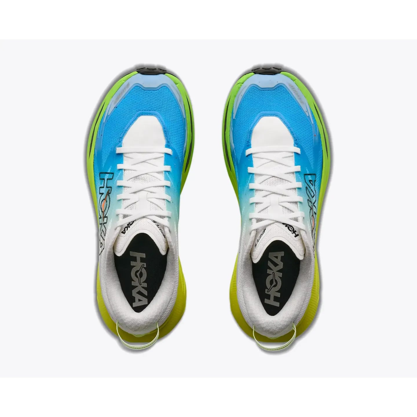 Vue arrière de la chaussure de trail HOKA Mafate 5 noir/blanc avec amorti au talon et tirette.