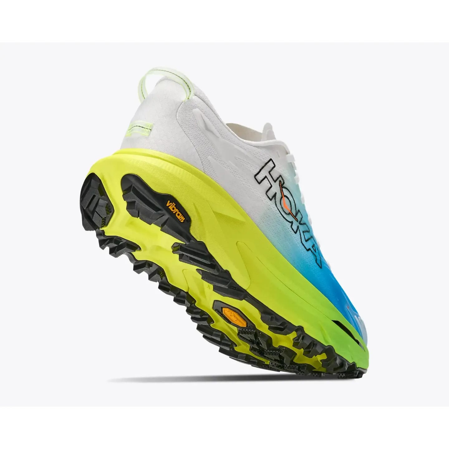 Vue du dessous de la chaussure de trail HOKA Mafate 5 en noir/blanc avec semelle Vibram Megagrip et 