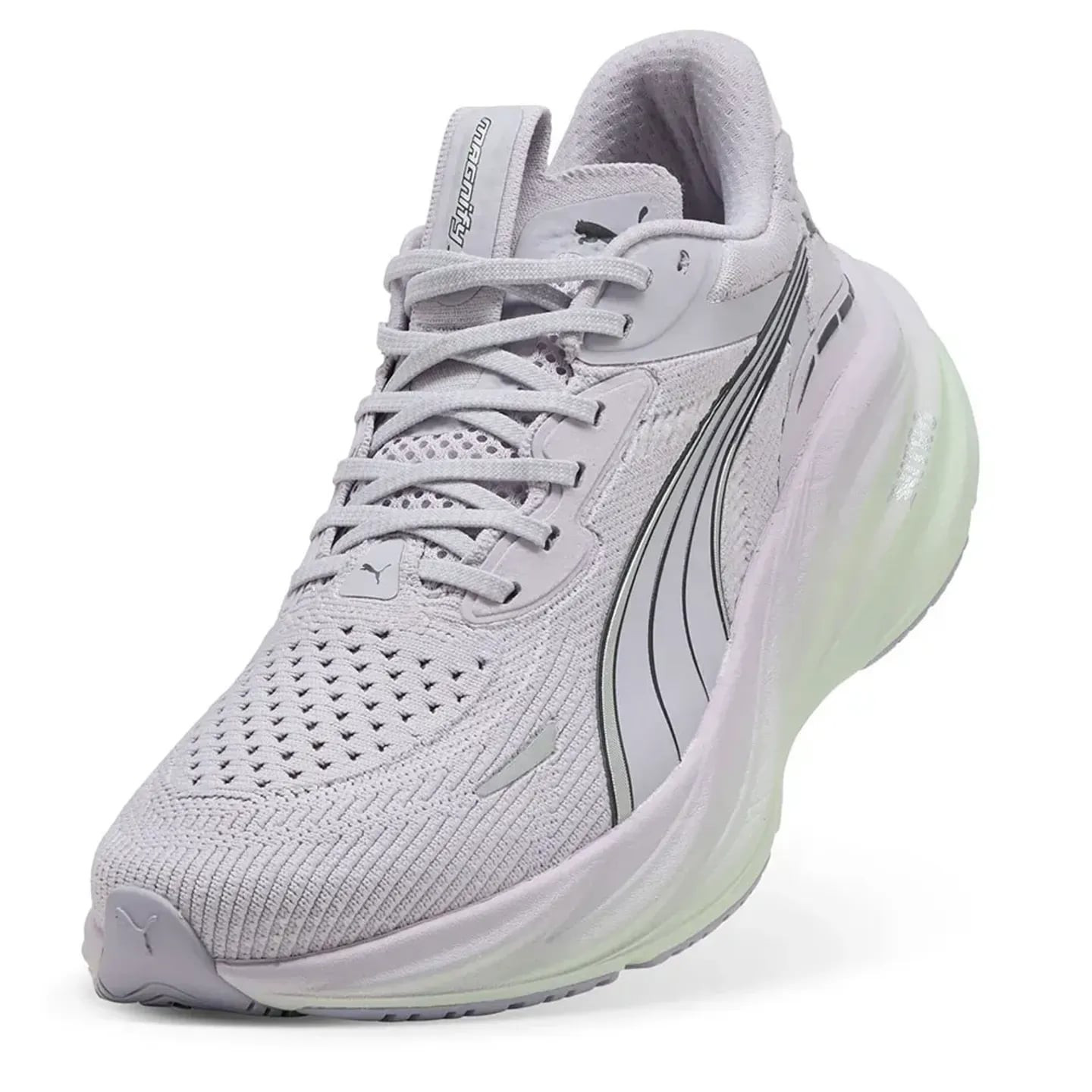 Vue de face de la chaussure de running femme PUMA Magnify NITRO 3 avec renfort PWRTAPE et bout en me