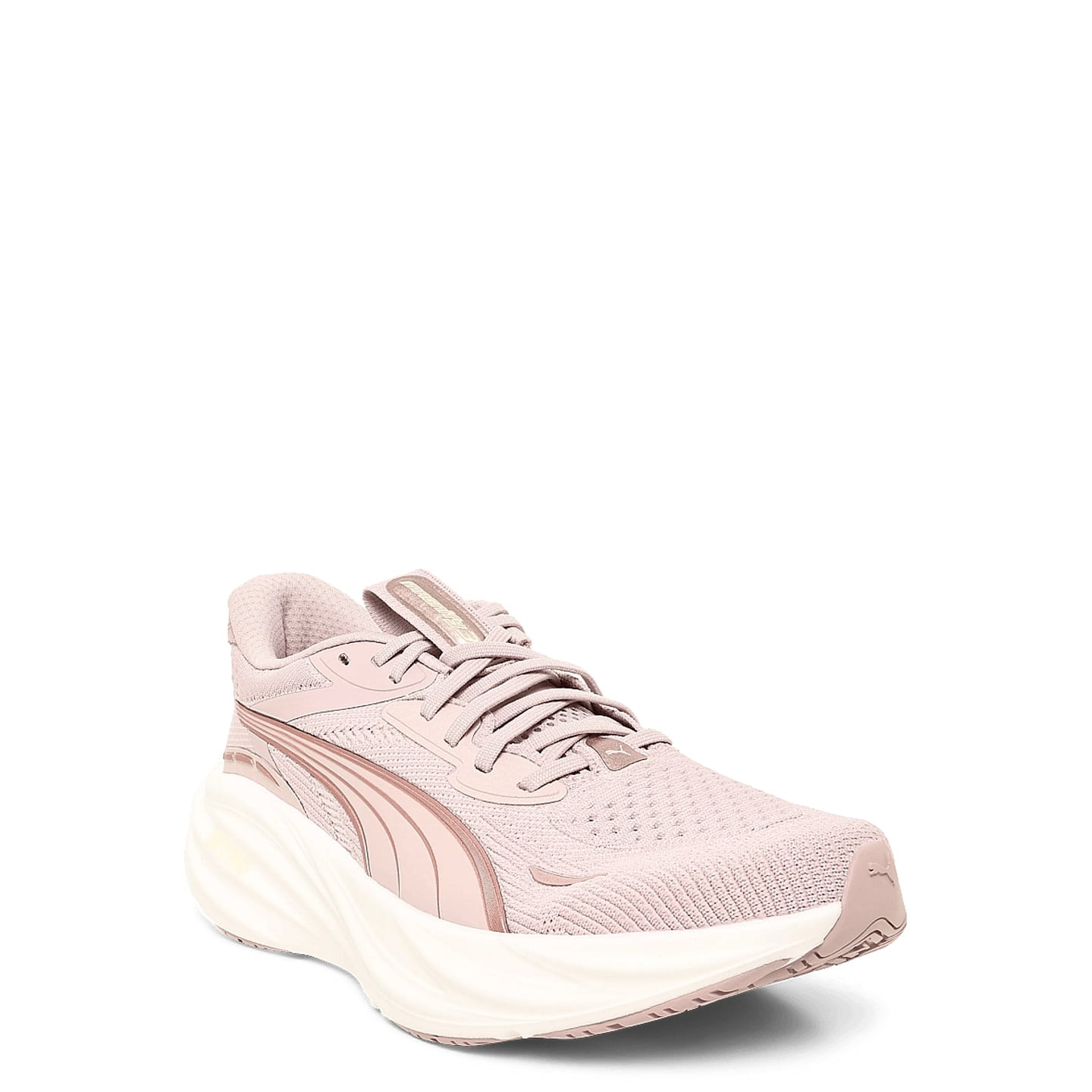 Côté latéral de la chaussure de running femme PUMA Magnify NITRO 3 avec NITROFOAM et lignes dynamiqu
