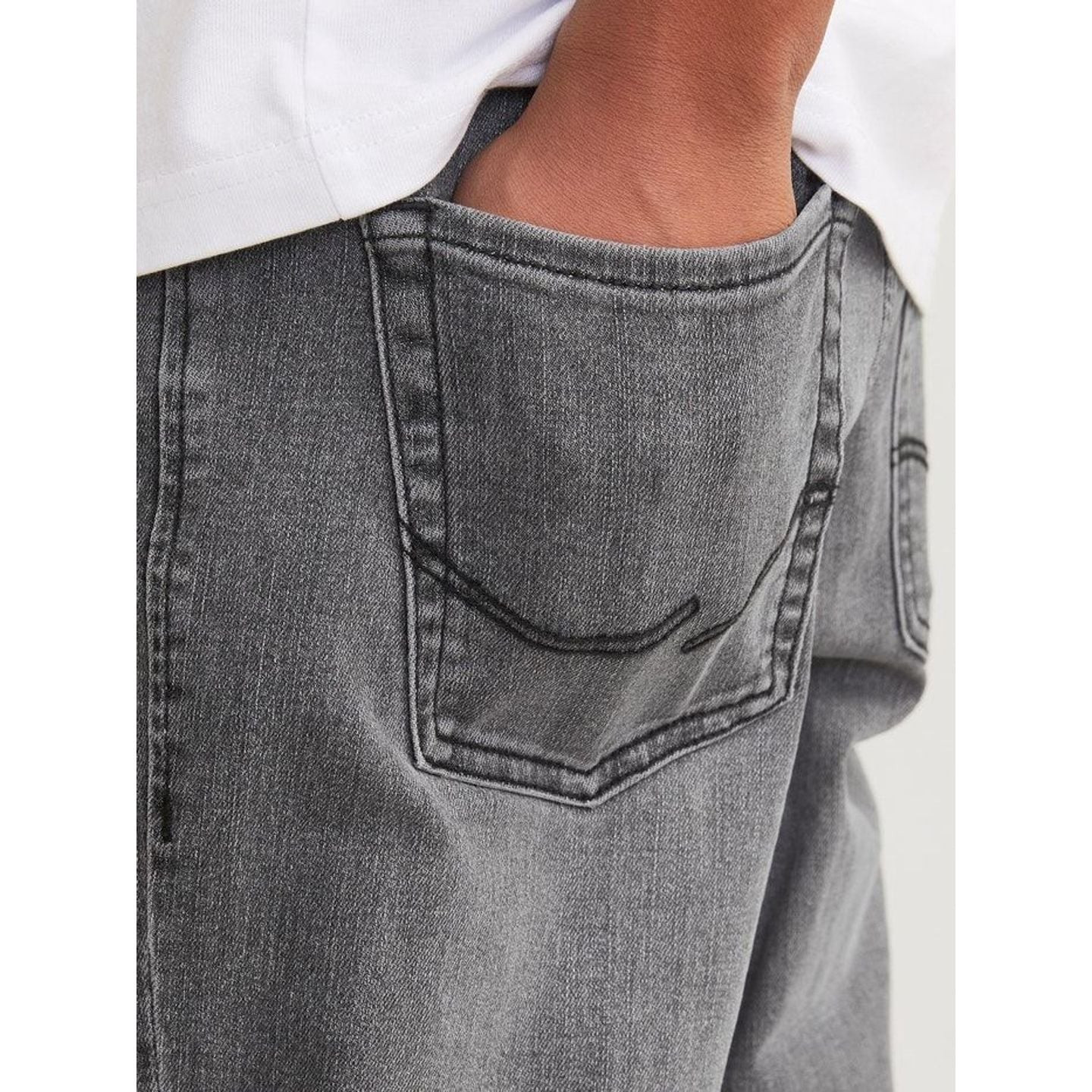 Détail du jean garçon 2011501 JACK & JONES JUNIOR : denim stretch confortable et cinq poches.