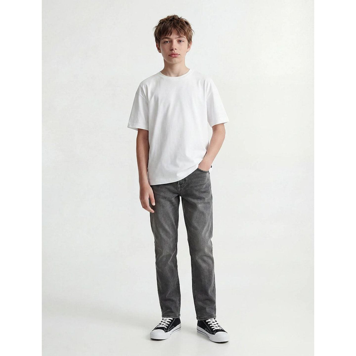 Image lifestyle : un garçon en jean 2011501 JACK & JONES JUNIOR joue dehors, durable et flexible.