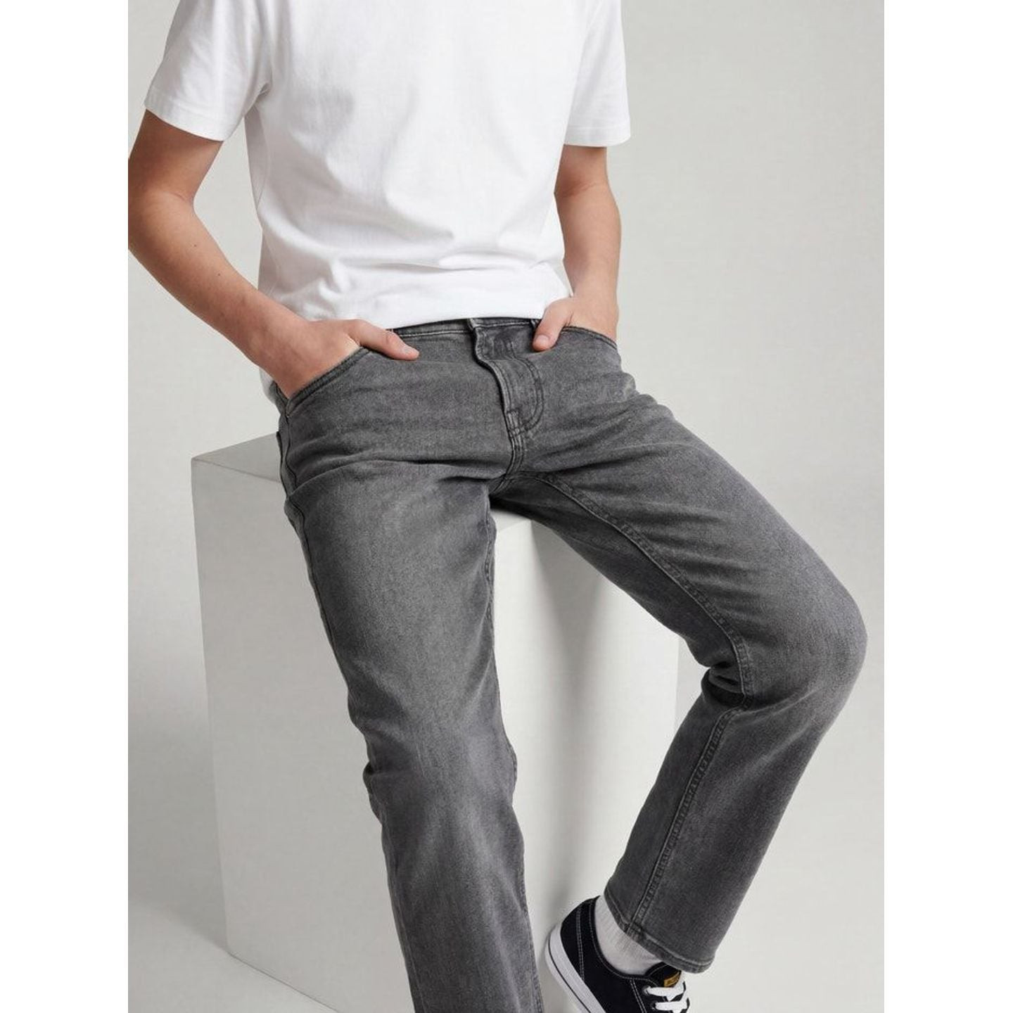 Lifestyle : un garçon portant un jean coupe régulière JACK & JONES JUNIOR 2011501, debout décontract