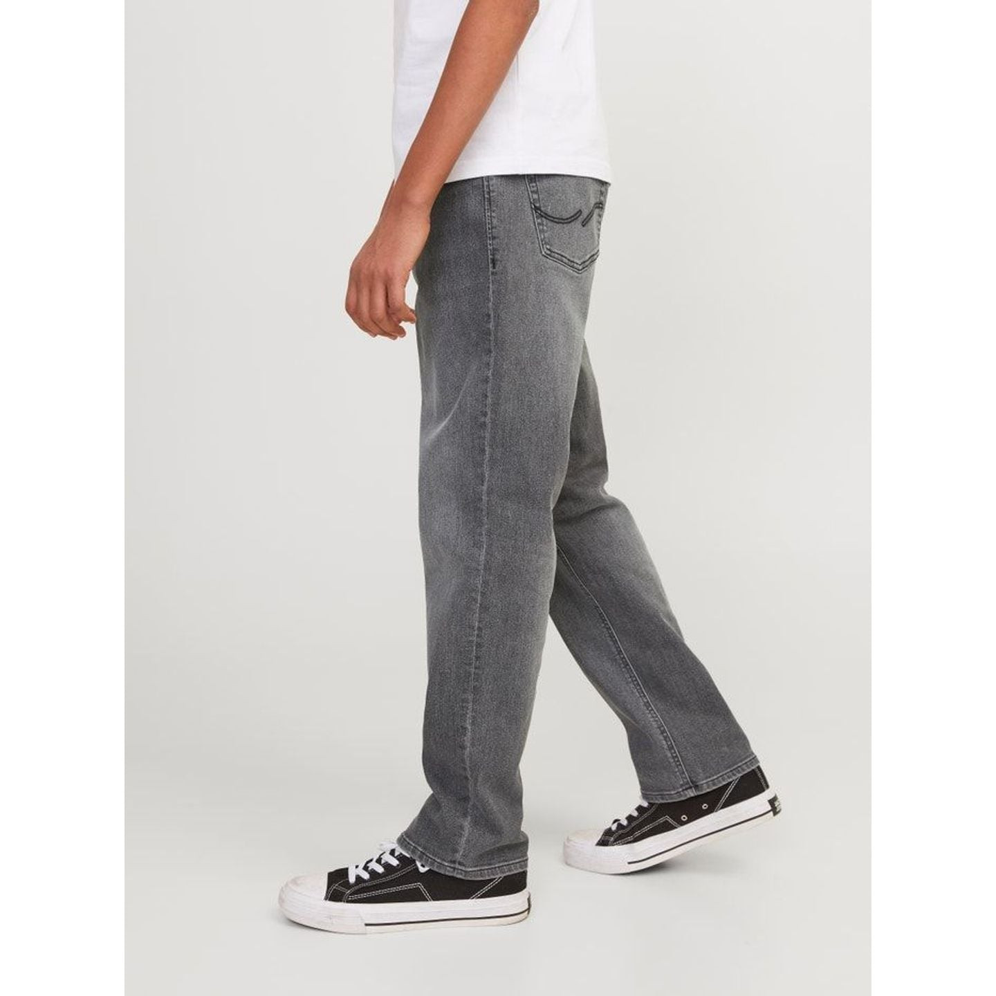 Image lifestyle : un garçon marchant en jean JACK & JONES JUNIOR 2011501, mettant en avant la coupe 