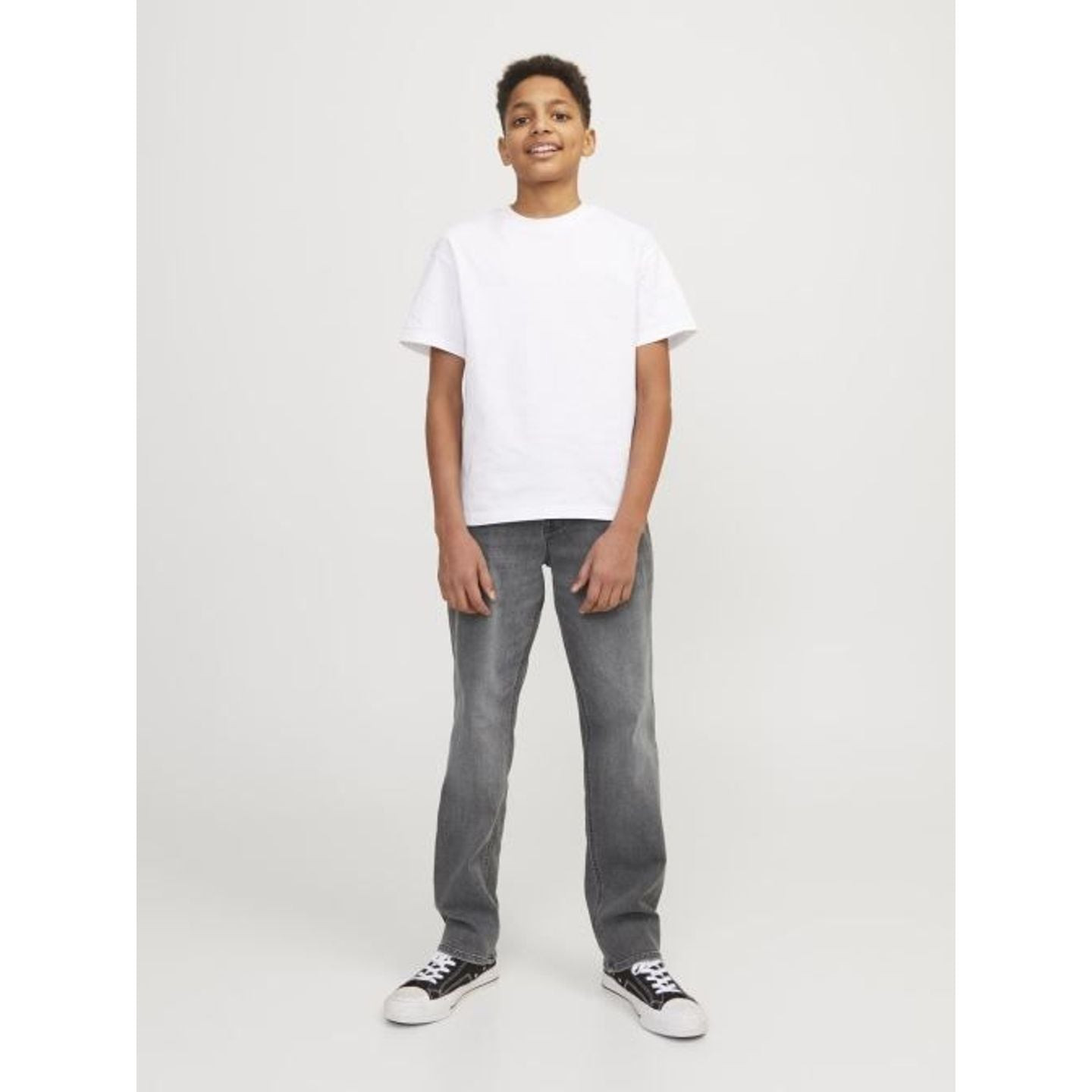 Image lifestyle : garçon portant un jean 2011501 JACK & JONES JUNIOR, vue de dos, montrant coupe et 