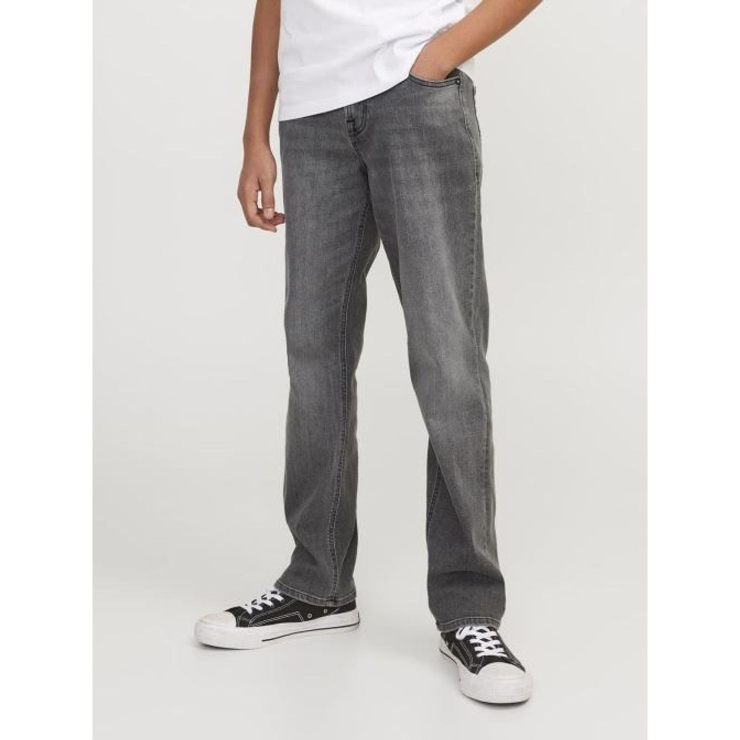 Garçon courant dans un jean 2011501 JACK & JONES JUNIOR, liberté de mouvement et confort.