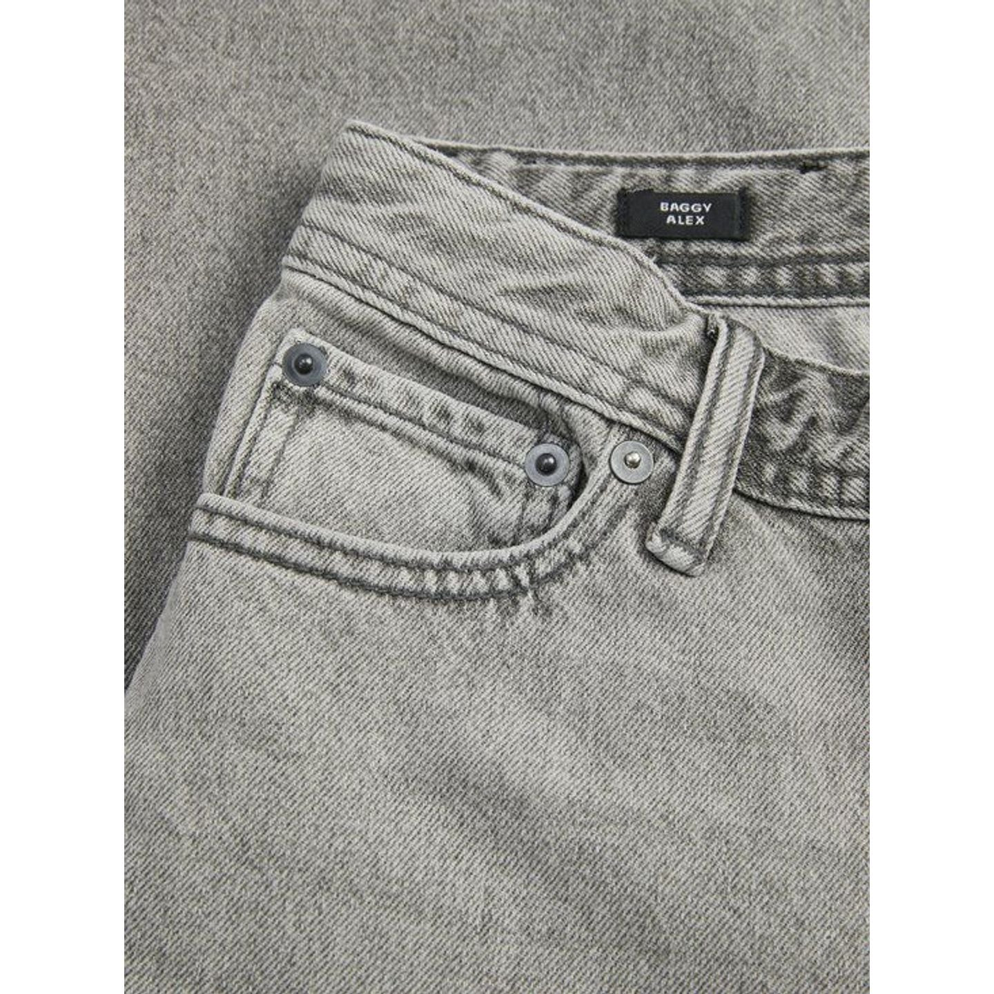 Détail en gros plan de la poche avant et de la fermeture à zip du jean Jack & Jones Junior.