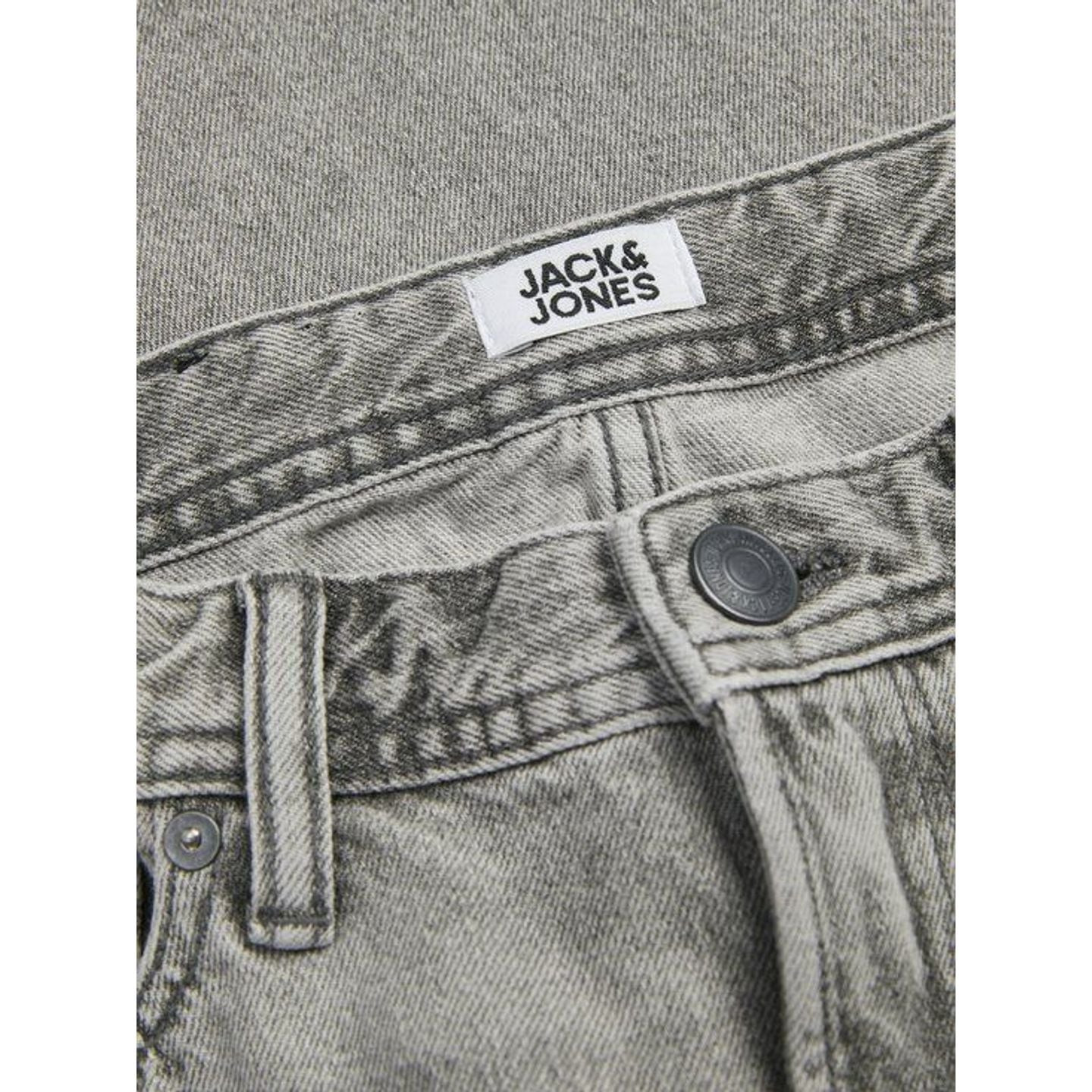 Gros plan sur le tissu denim rigide Jack & Jones Junior montrant une texture délavée.