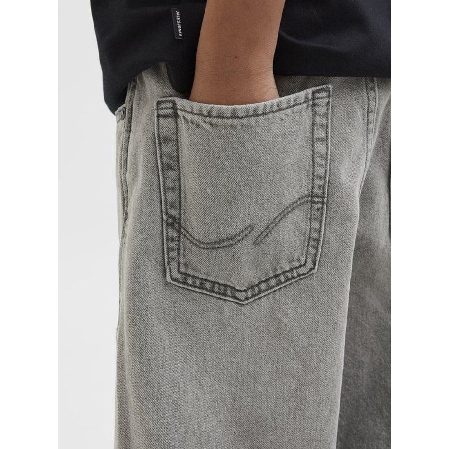 Image lifestyle : garçon portant un jean baggy Jack & Jones Junior dans un cadre décontracté.