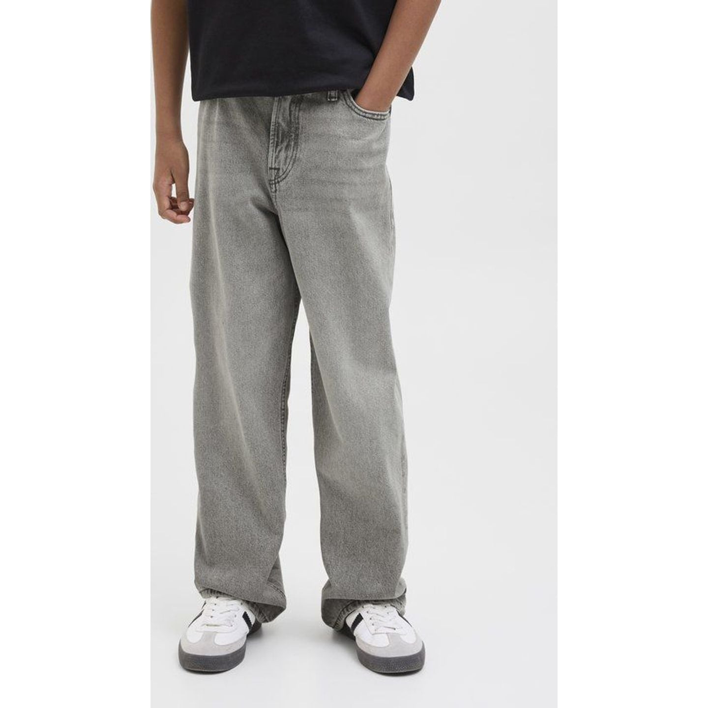 Garçon assis en jean Jack & Jones Junior JJIALEX, coupe décontractée.