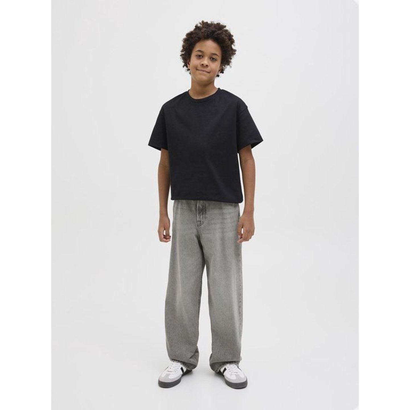 Vue latérale lifestyle du jean baggy Jack & Jones Junior sur garçon.