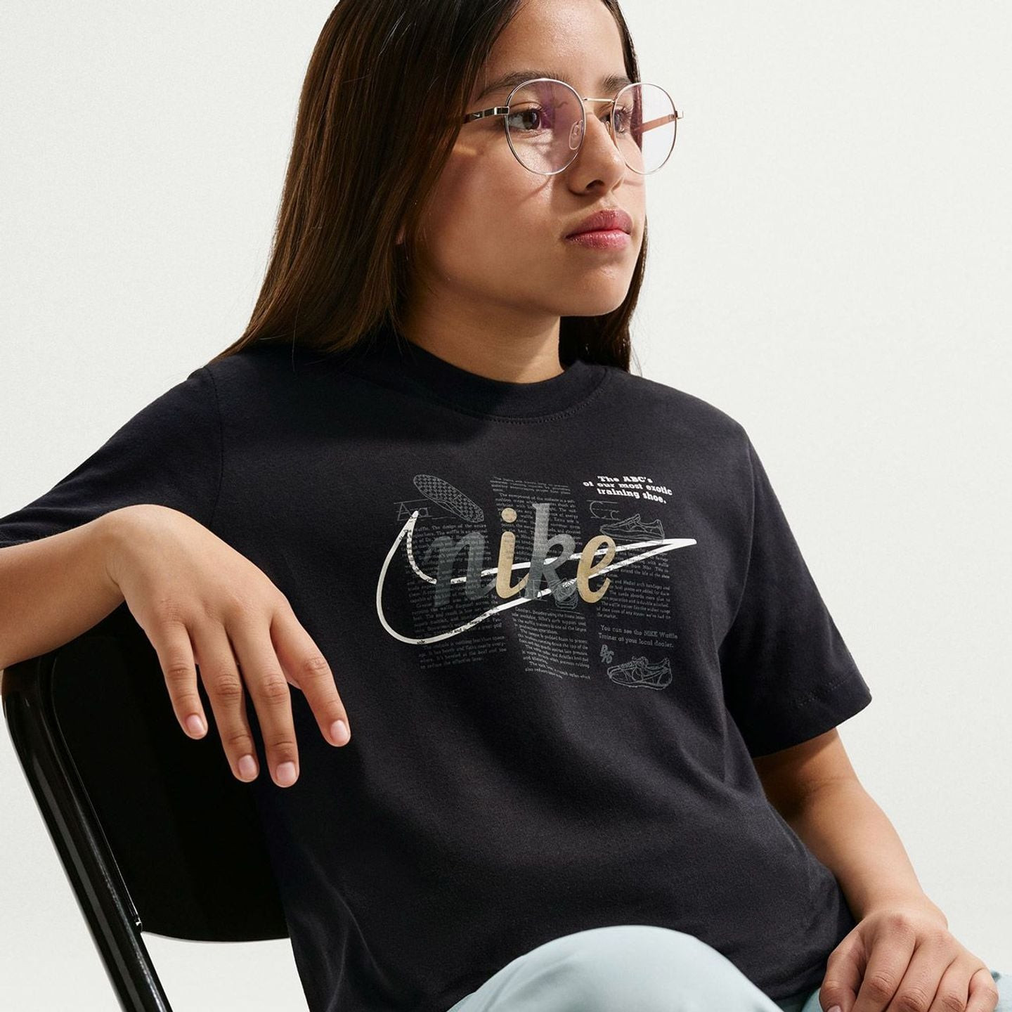 Nike T-Shirt NSW Club Script Coton Doux Enfant porté par un enfant au quotidien
