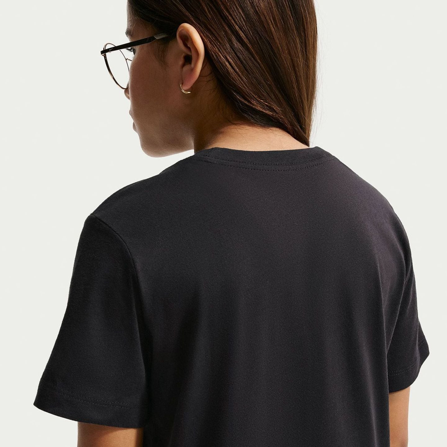 Nike T-Shirt NSW Club Script Coton Doux Enfant porté par un enfant dans un cadre naturel et lumineux