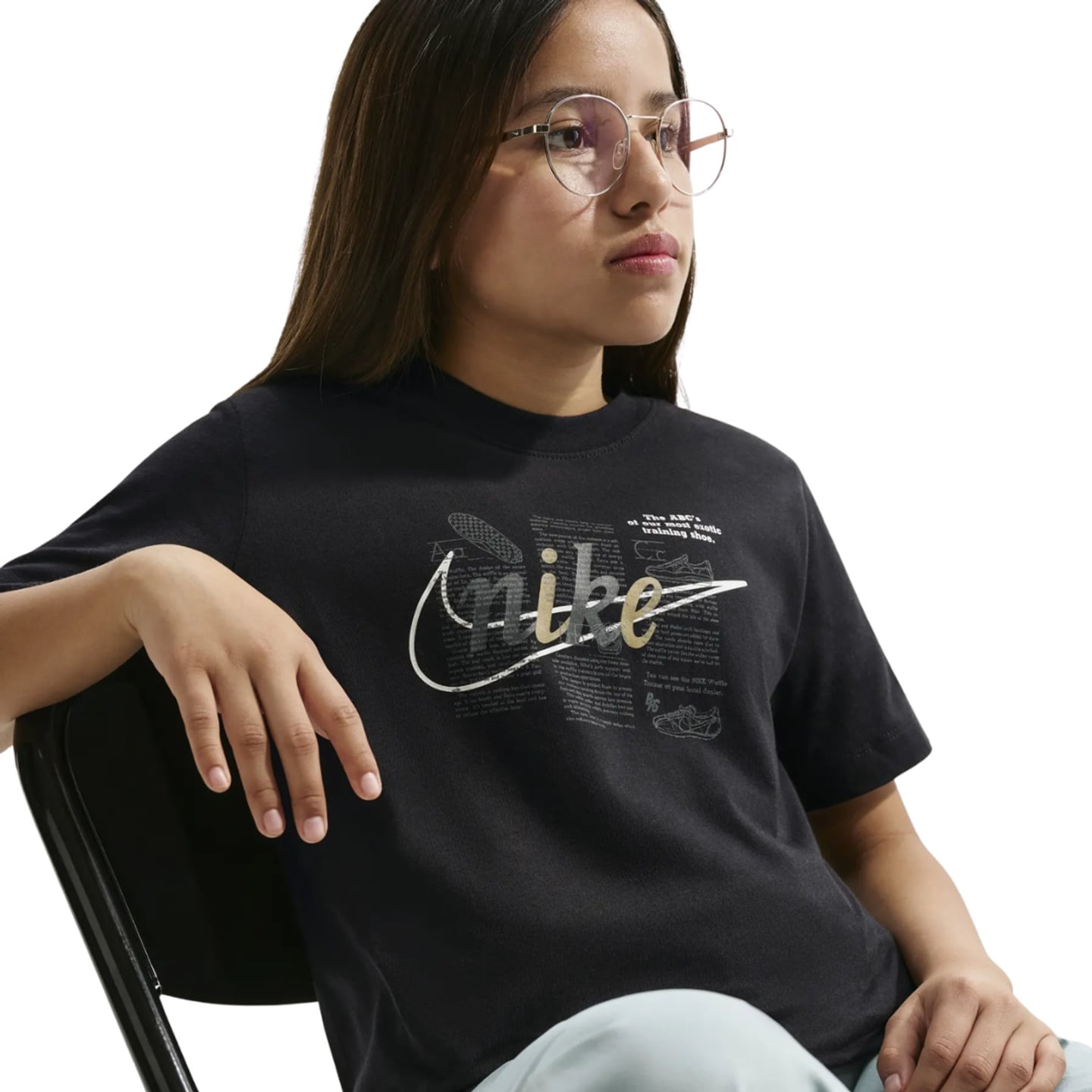 T-shirt Nike NSW Club Script junior blanc, vue de face sur mannequin, manches courtes en coton, ras-