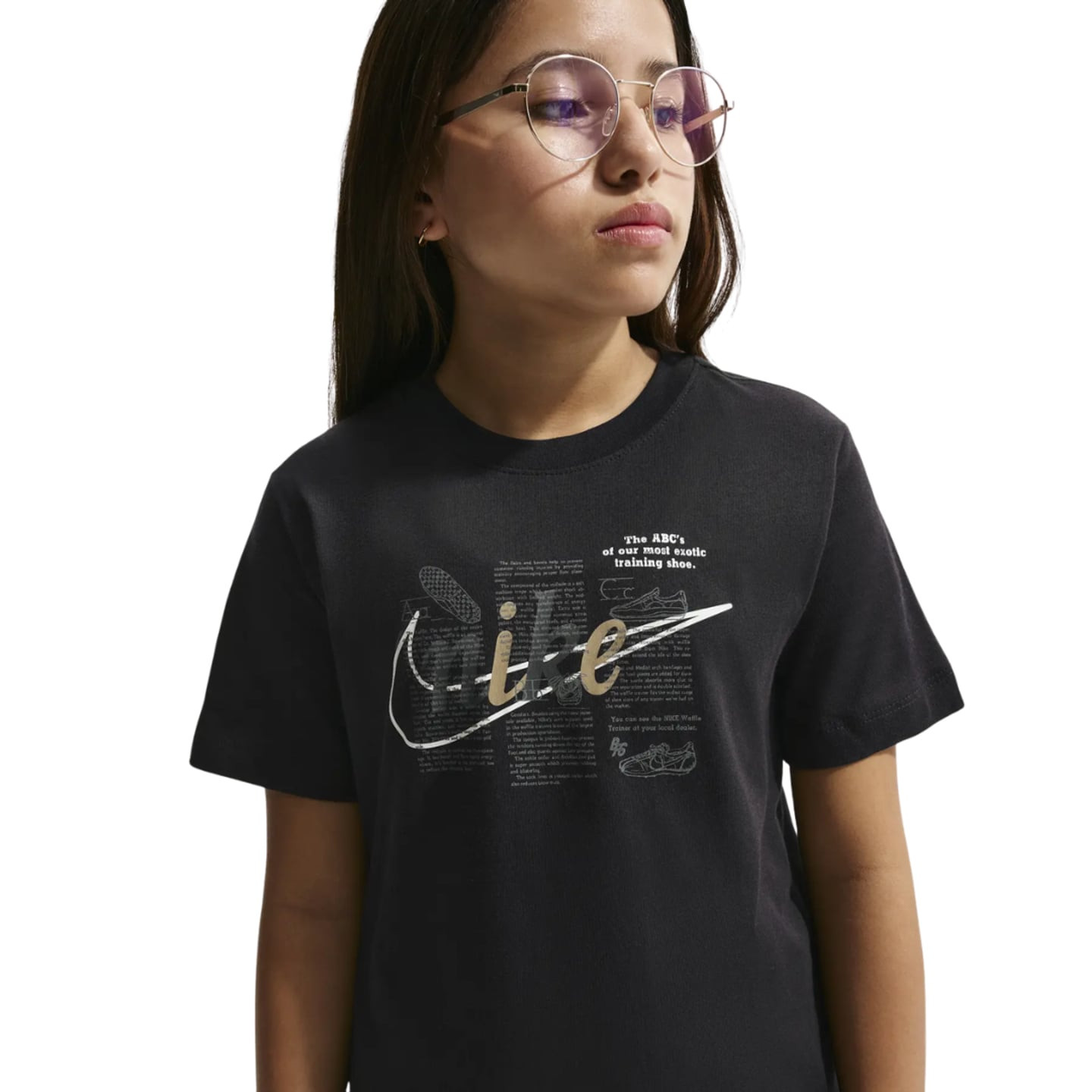T-shirt Nike K NSW Club Script noir sur mannequin, vue latérale, montrant le tissu et la coupe décon