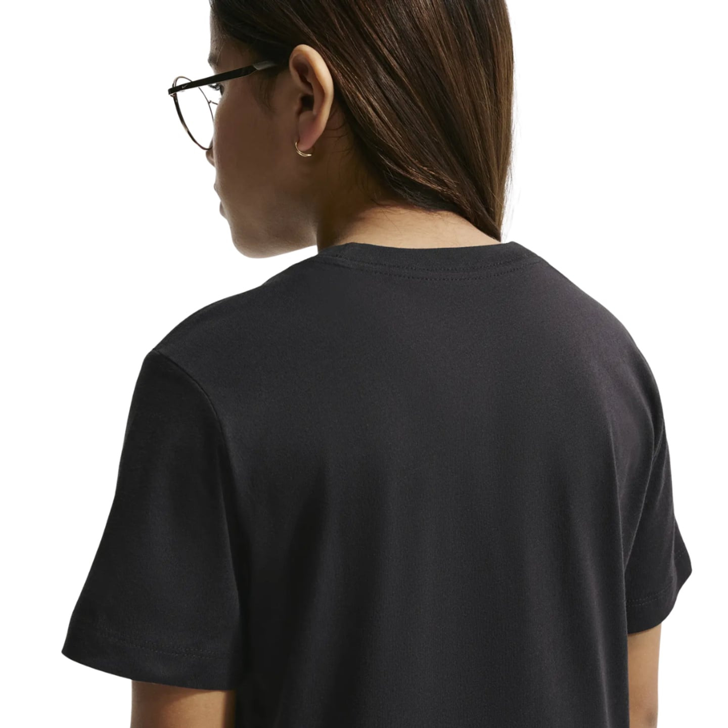 T-shirt Nike K NSW Club Script blanc sur mannequin, gros plan sur le col côtelé et le logo Nike Scri