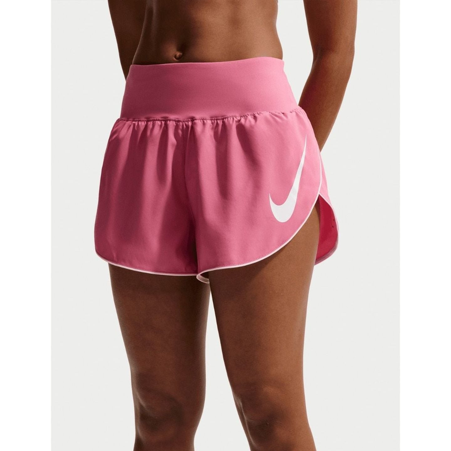 Gros plan sur la poche arrière pour téléphone du short de running Nike Tempo Flow Swoosh pour femme