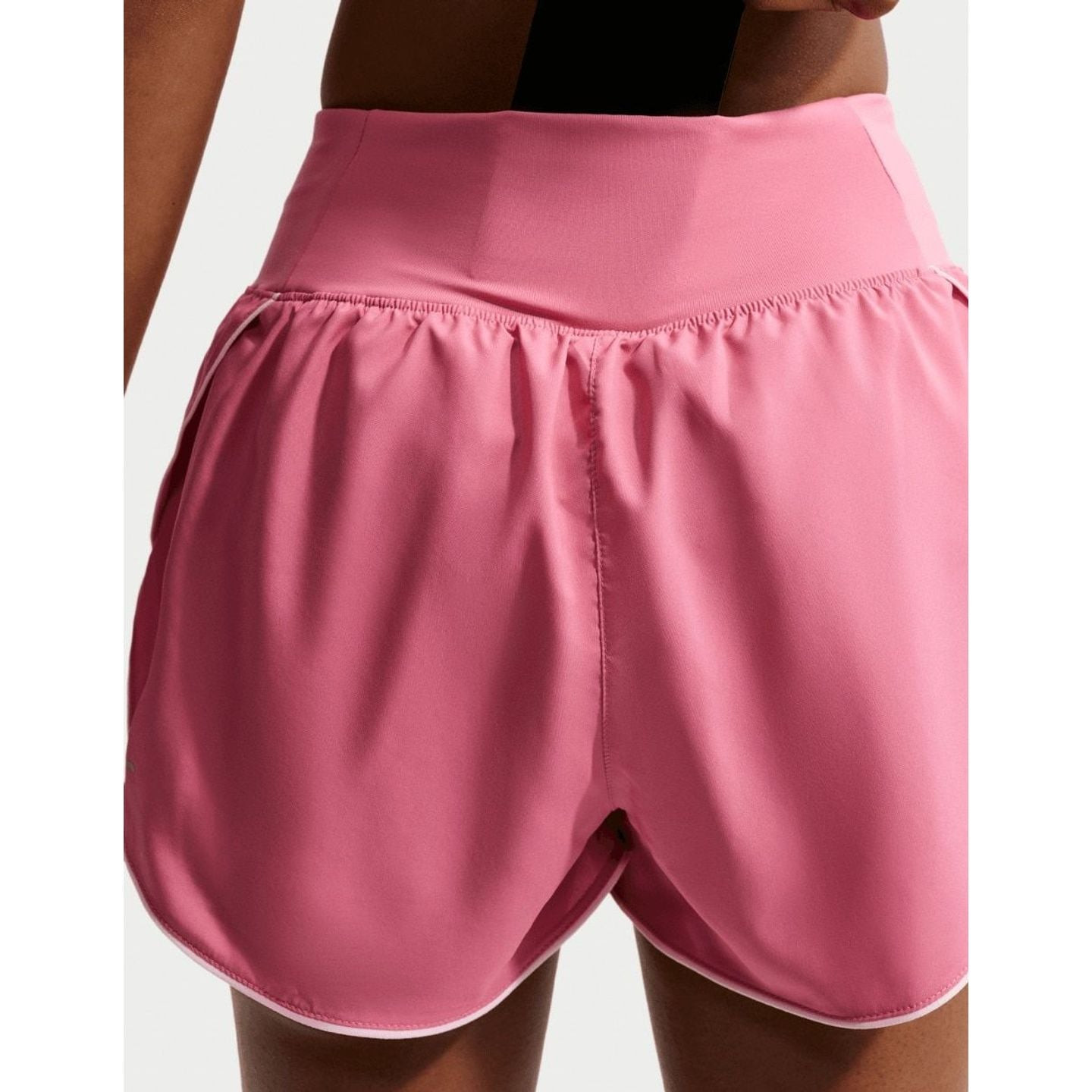 Gros plan sur le logo Swoosh du short de running Nike Tempo Flow pour femme