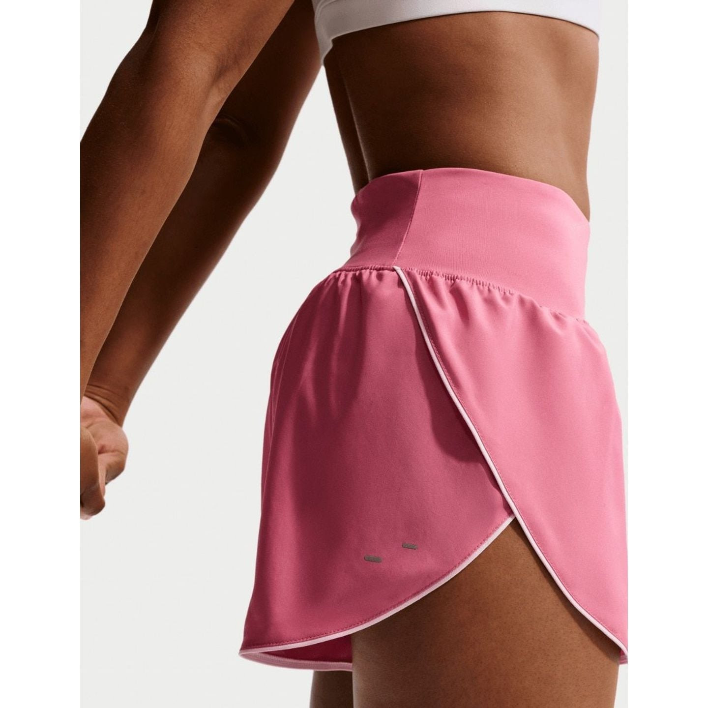 Détail du shorty intégré dans le short de running femme Nike Tempo Flow Swoosh pour un meilleur main