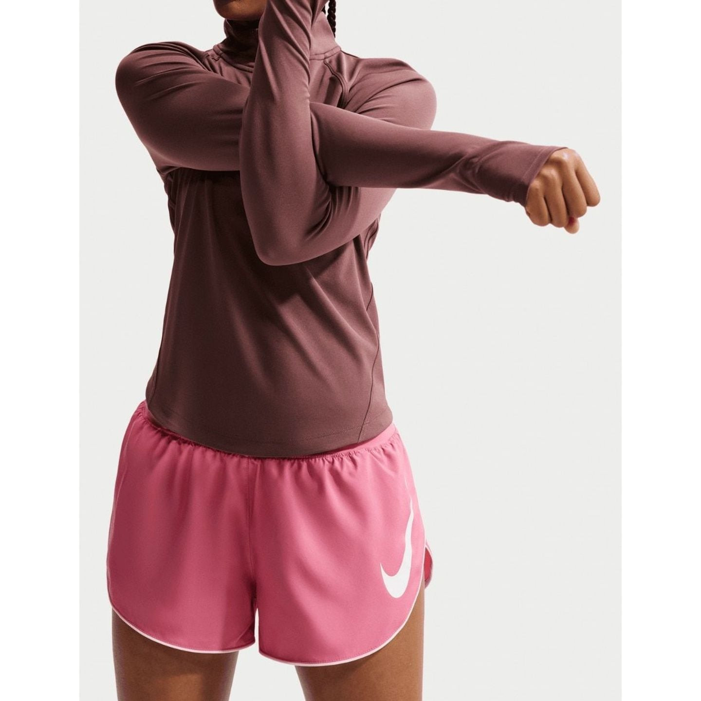 Short de running Nike Tempo Flow Swoosh femme en photo lifestyle, mannequin en étirement montrant la