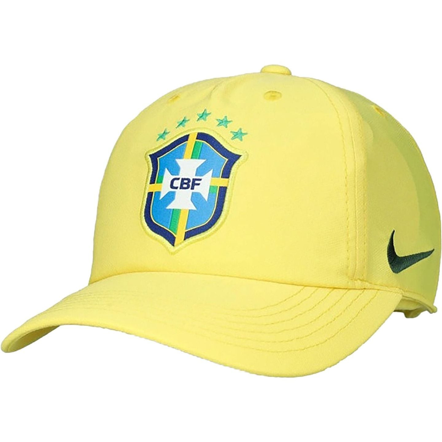Casquette Nike Club Brazil Poly junior jaune en vue inclinée montrant le Swoosh Nike brodé