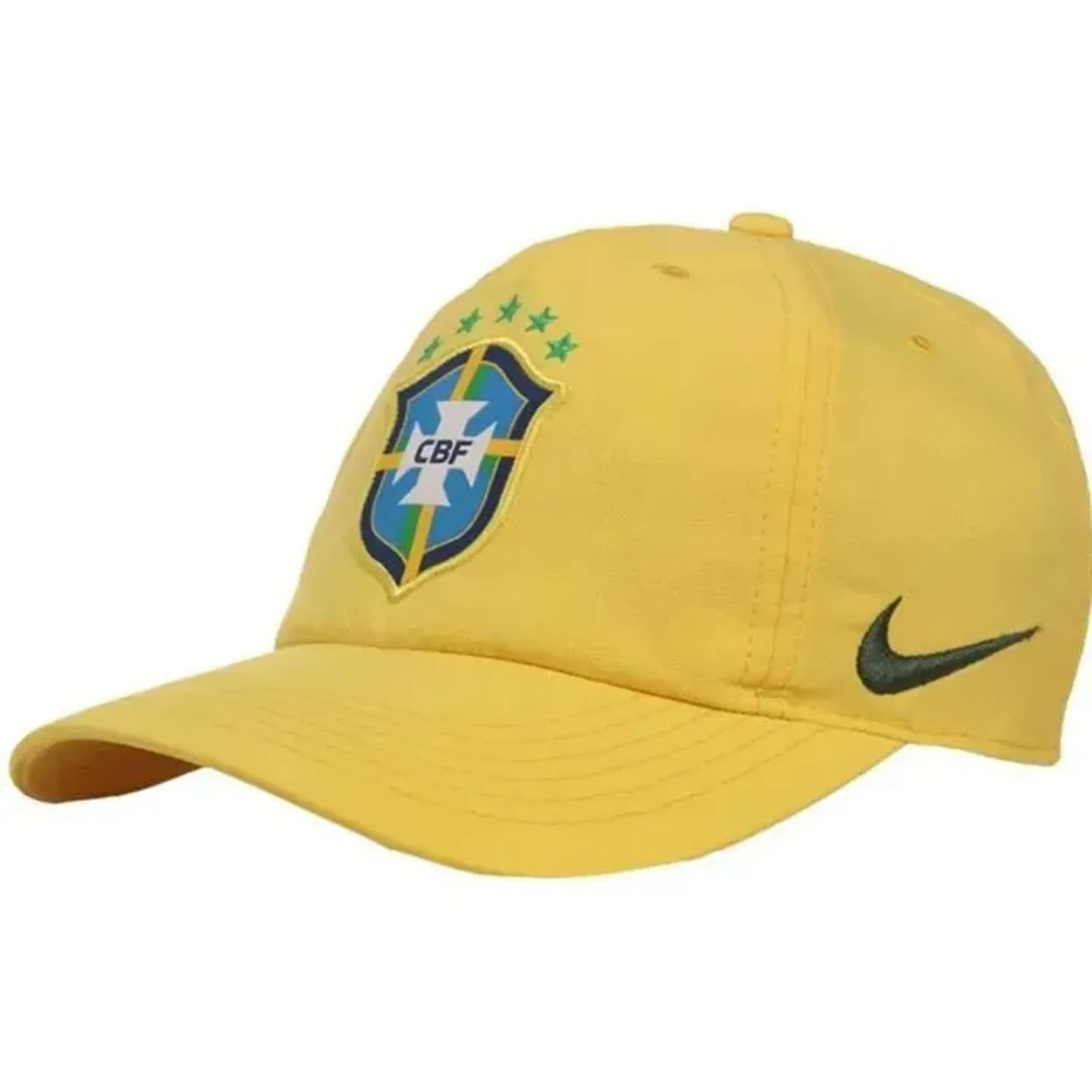 Casquette Nike Club Brazil Poly junior jaune, vue en angle montrant les deux logos brodés