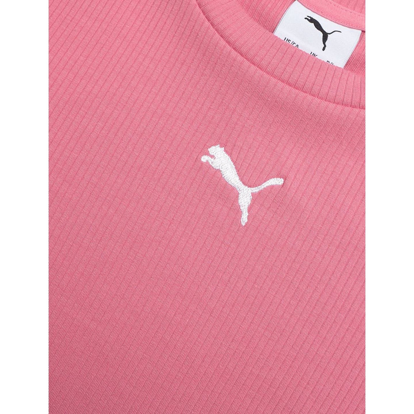 Gros plan sur le détail du logo brodé sur le devant du t-shirt fille PUMA ESS Elevated Rib Slim Tee 