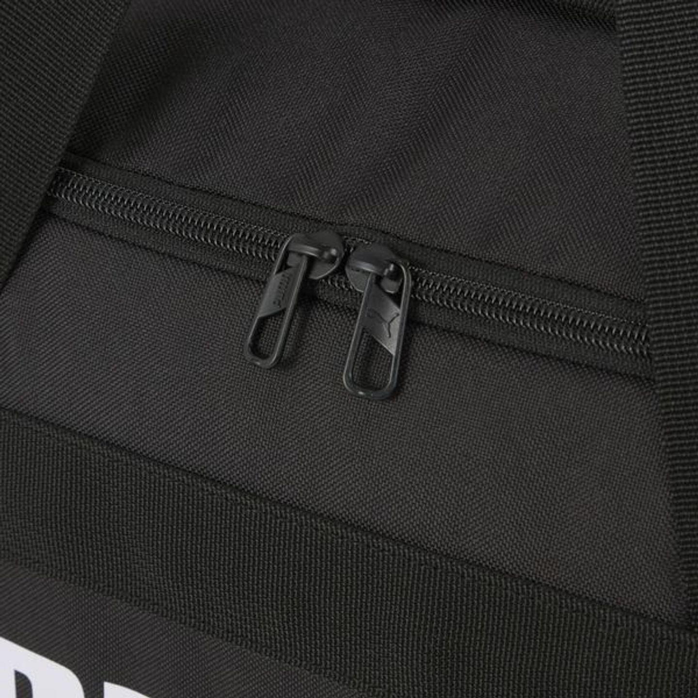Détail du compartiment principal du sac PUMA Challenger avec fermeture éclair bidirectionnelle