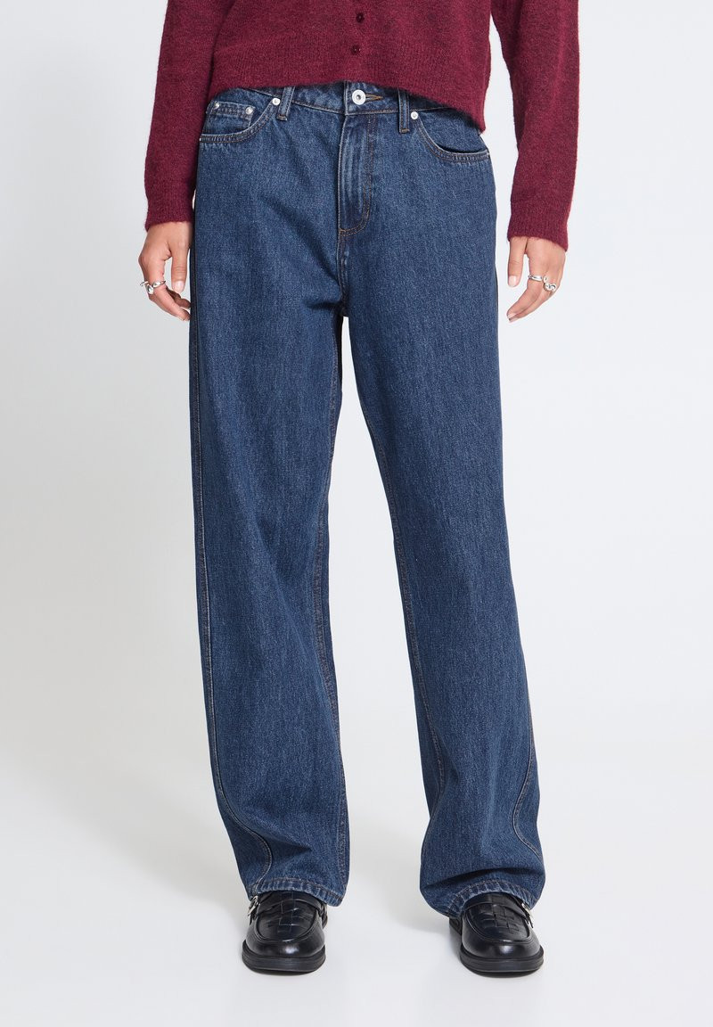 Ambient photo of ICHI IHJULIA STRAIGHT PA jean worn with a white top, showcasing the straight leg an