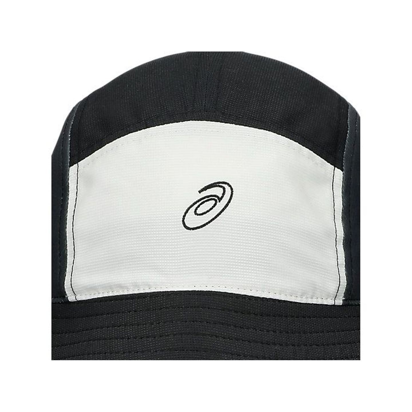 Gros plan sur le cordon réglable et la texture en polyester résistant du chapeau bucket ASICS pour u