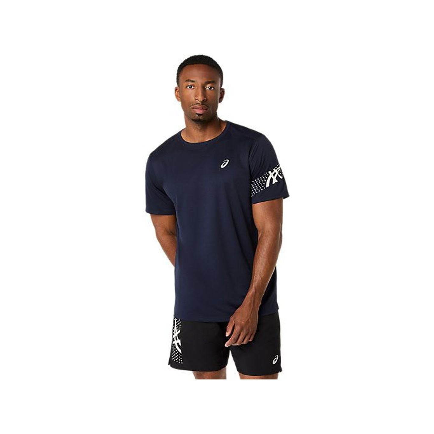 Gros plan sur la manche gauche du haut ASICS ICON SS TOP avec le graphisme ASICS Icon sur tissu lége