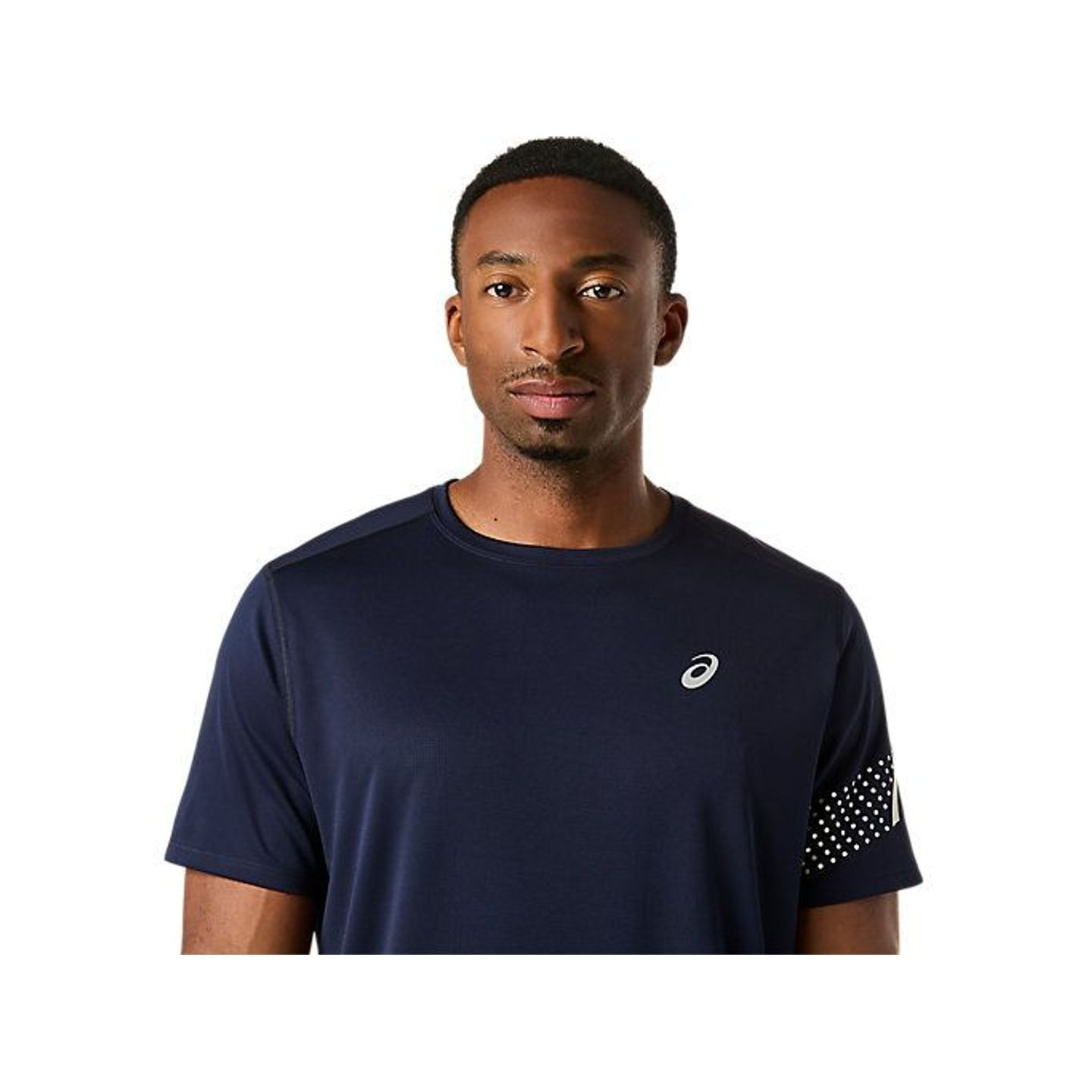 Vue arrière du t-shirt ASICS ICON SS TOP avec coutures d'épaules avancées et fentes latérales pour l